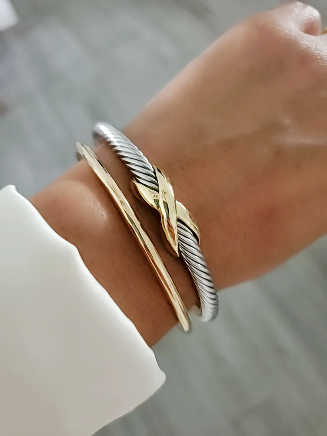 "Chic X Cable Bangle Bracelet - A Must-Have Accessory!"