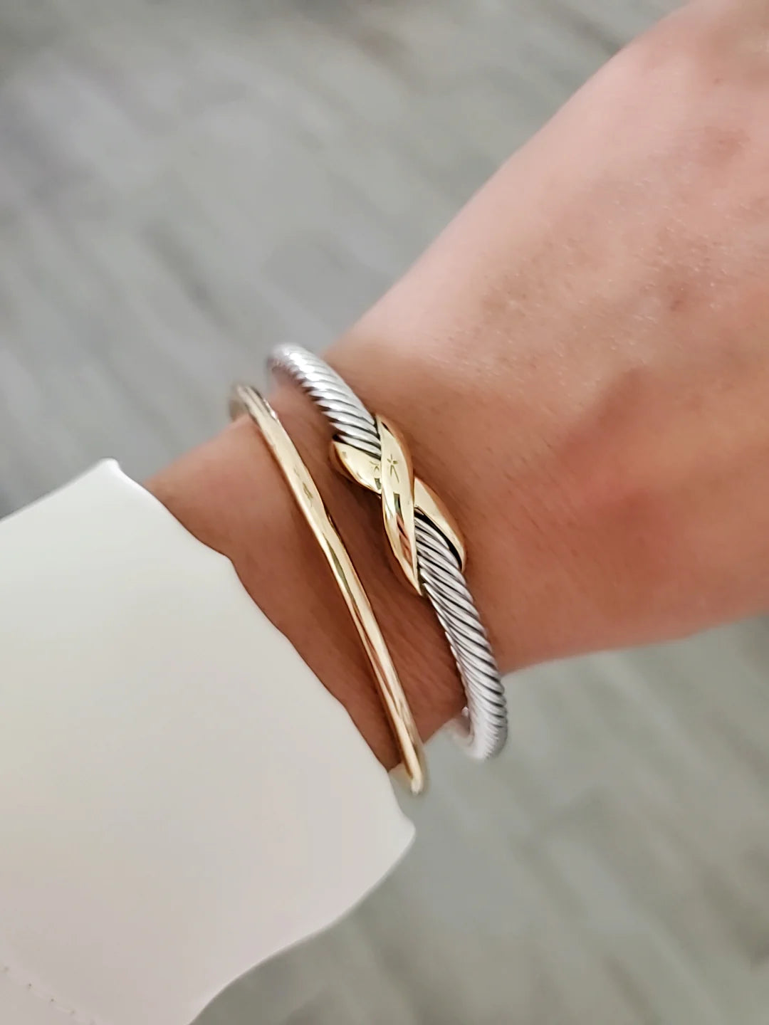 "Chic X Cable Bangle Bracelet - A Must-Have Accessory!"